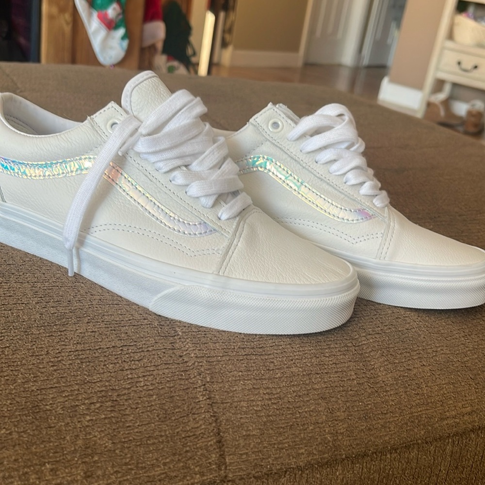 Vans White Athletic Shoes Sleek and Stylish